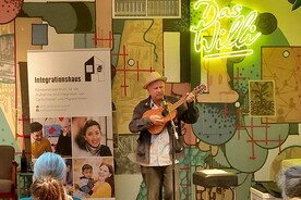 Robert Stadlober mit Gitarre auf Bühne