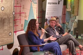 Judith Kohlenberger und Robert Stadlober auf der Bühne